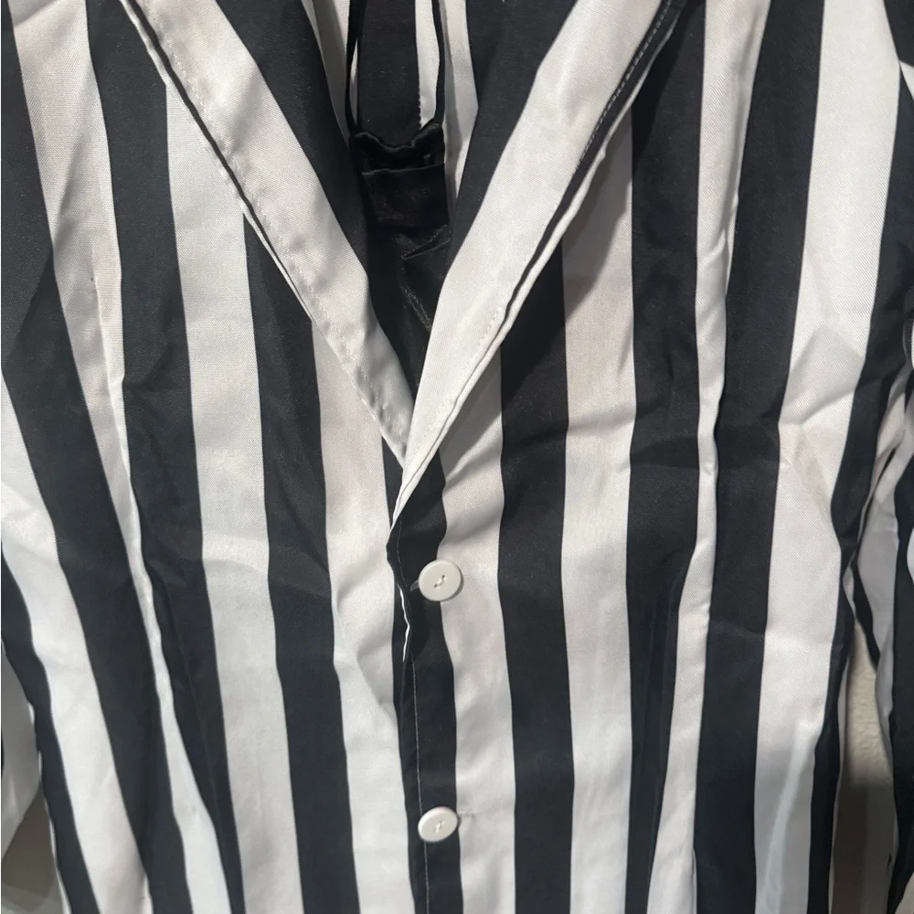 FUN SHACK  Beetlejuice Black and White Striped Suit Mens Halloween Costume M